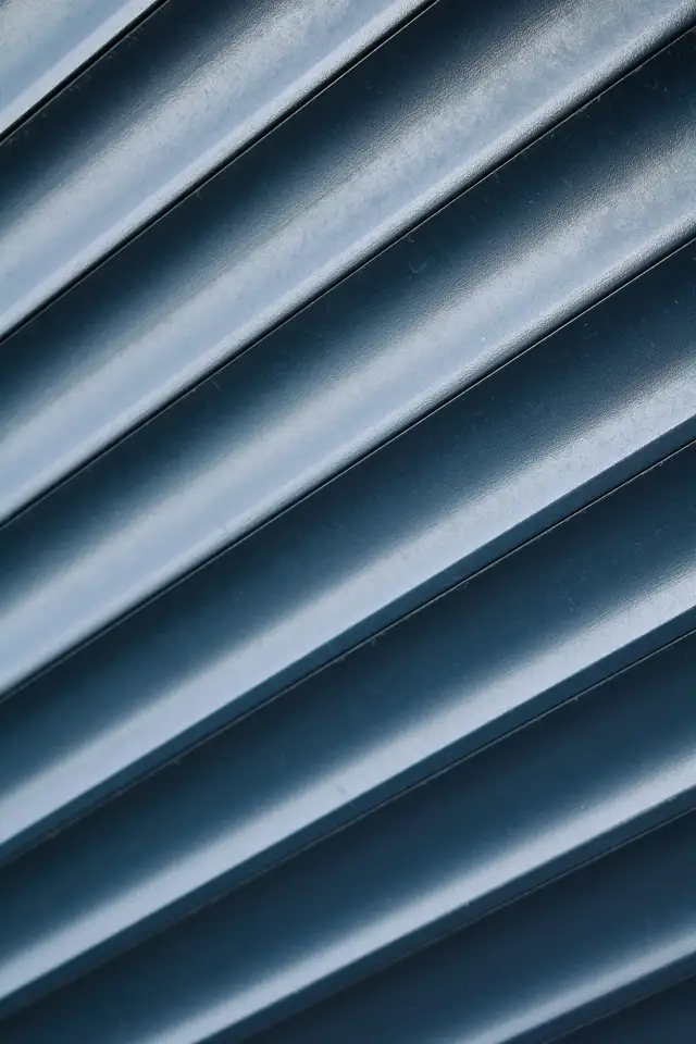 Detalle de las lamas de una cortina metálica