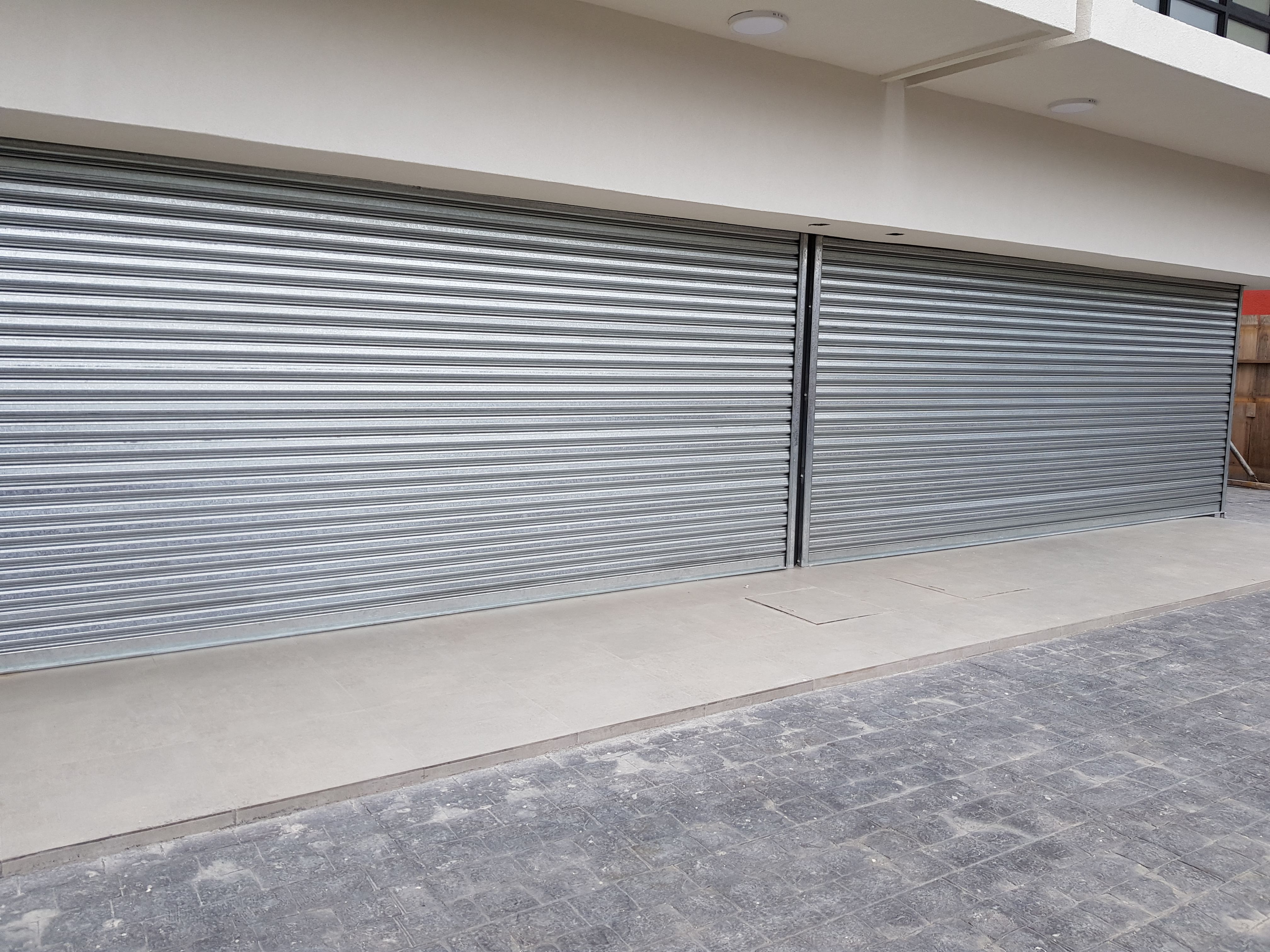 Cortinas metálicas emballetadas instaladas por AbraFácil en local comercial en Temuco
