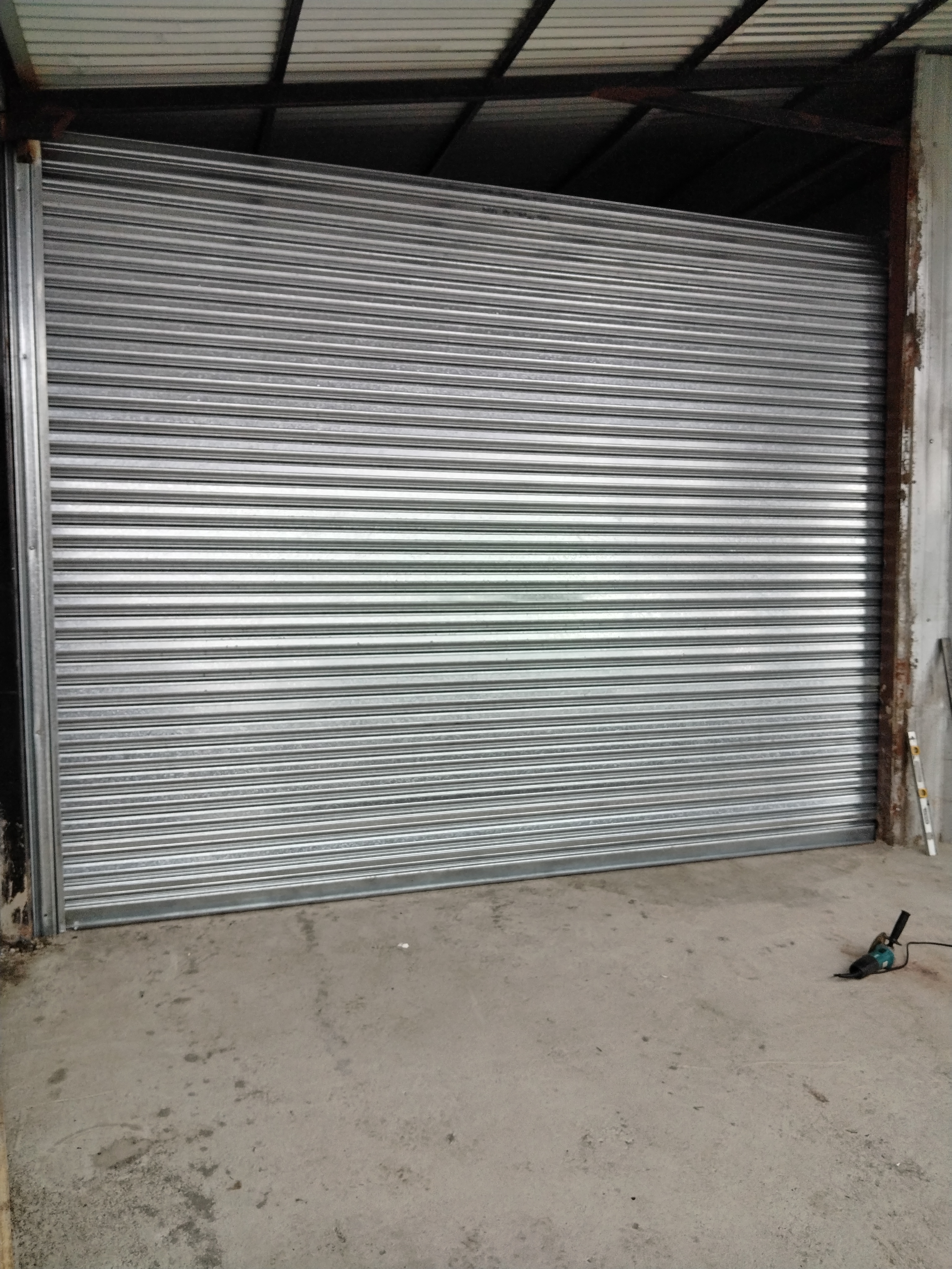 Cortina metálica de gran formato para acceso industrial