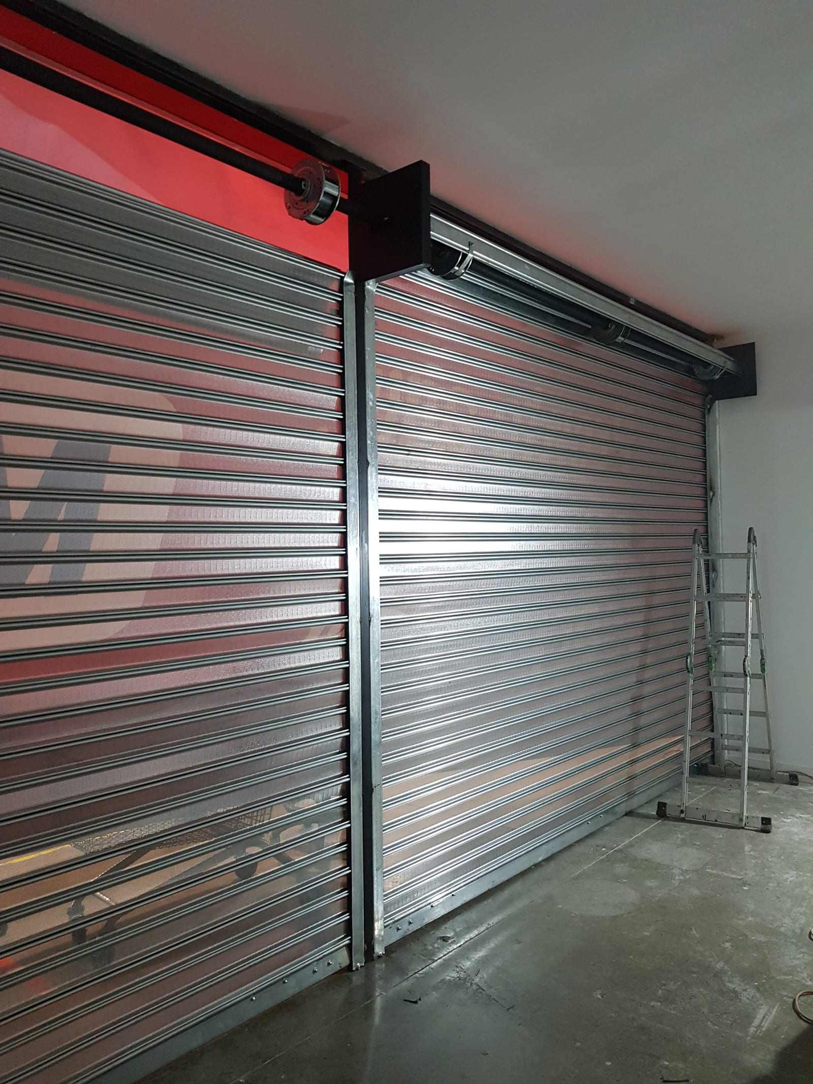 Cortina metálica sobre mesa de trabajo en taller AbraFácil