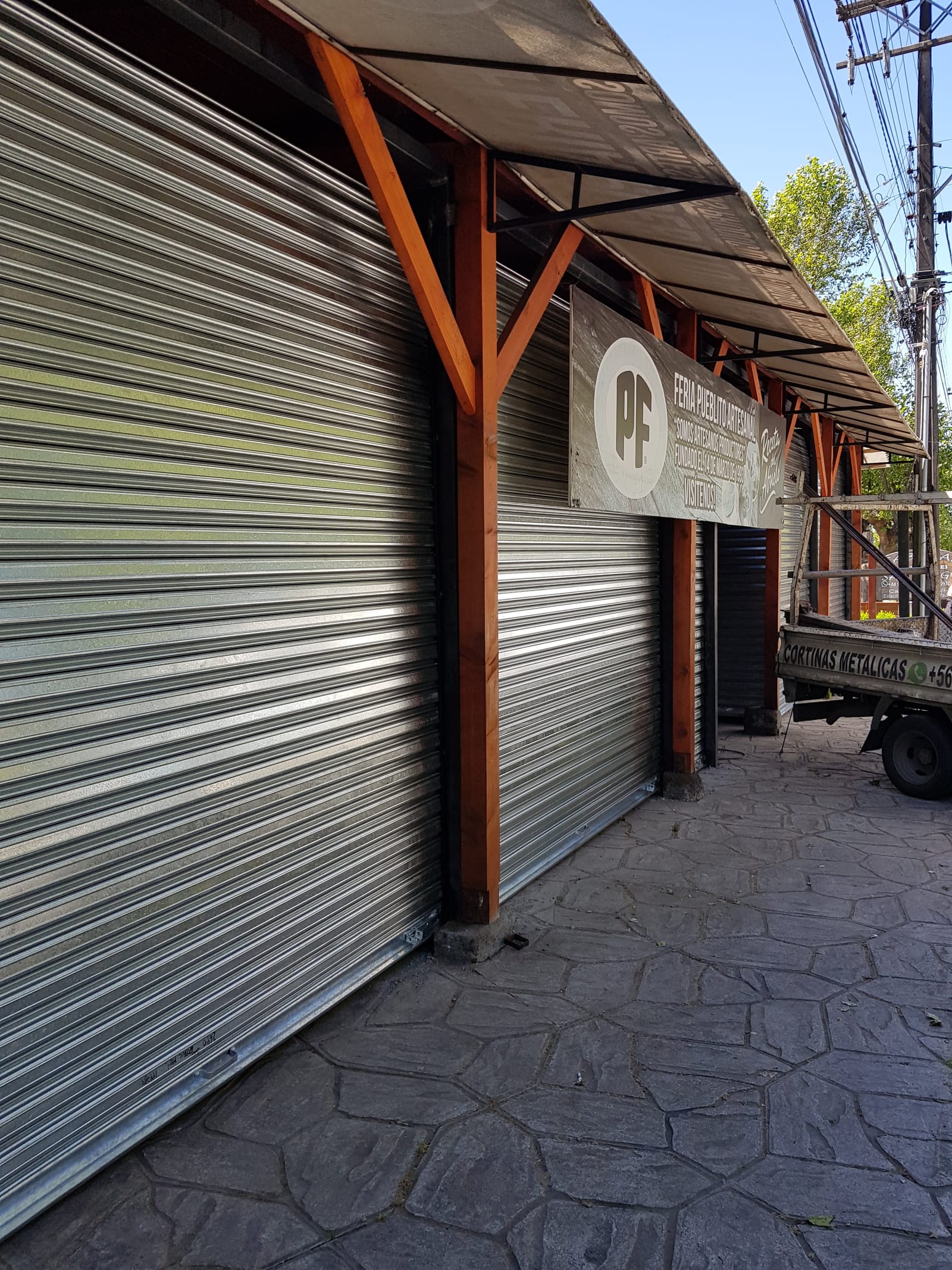 Instalación de cortinas metálicas emballetadas con grúa en estructura comercial