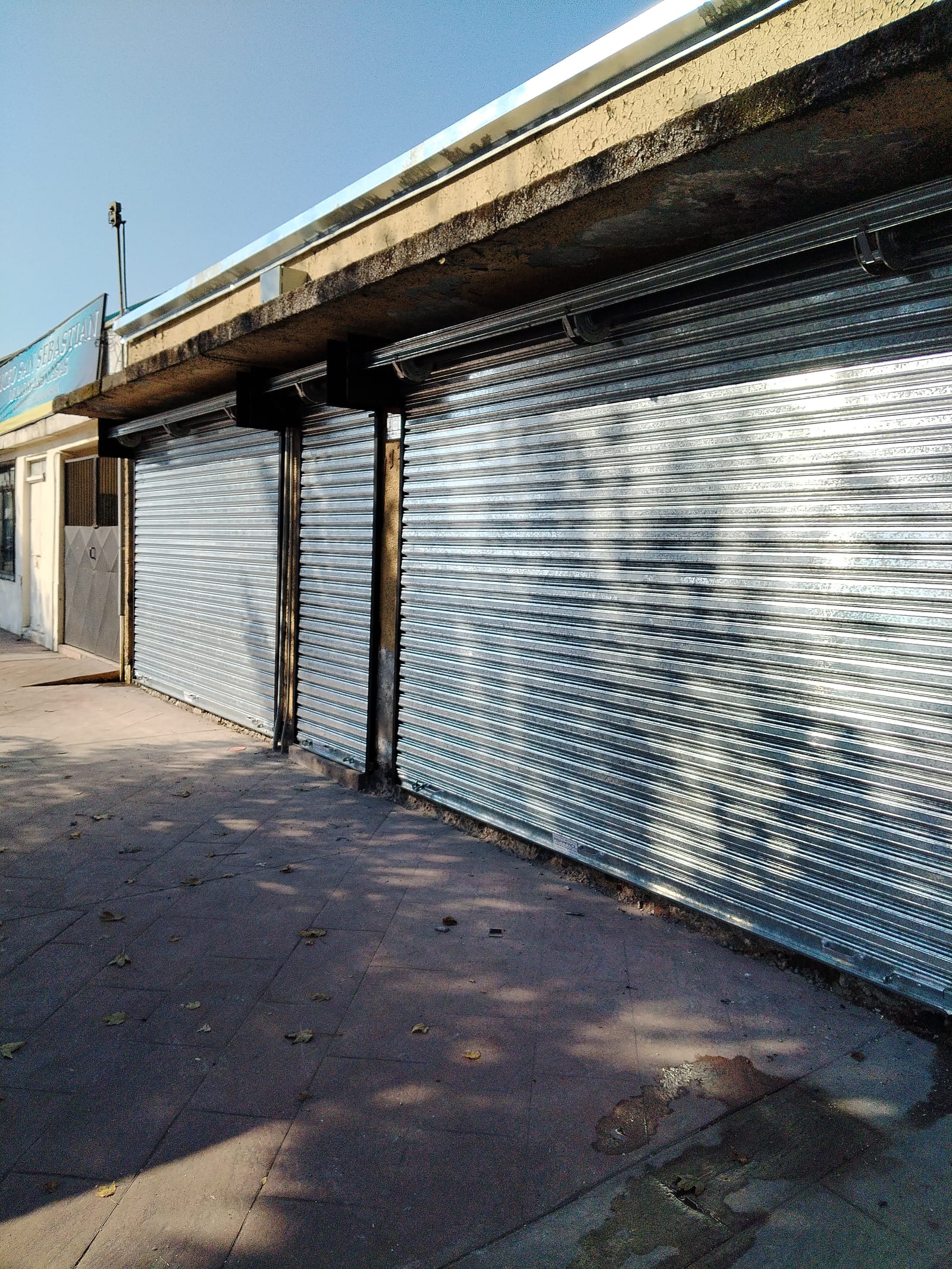 Cortinas metálicas emballetadas en serie de locales comerciales